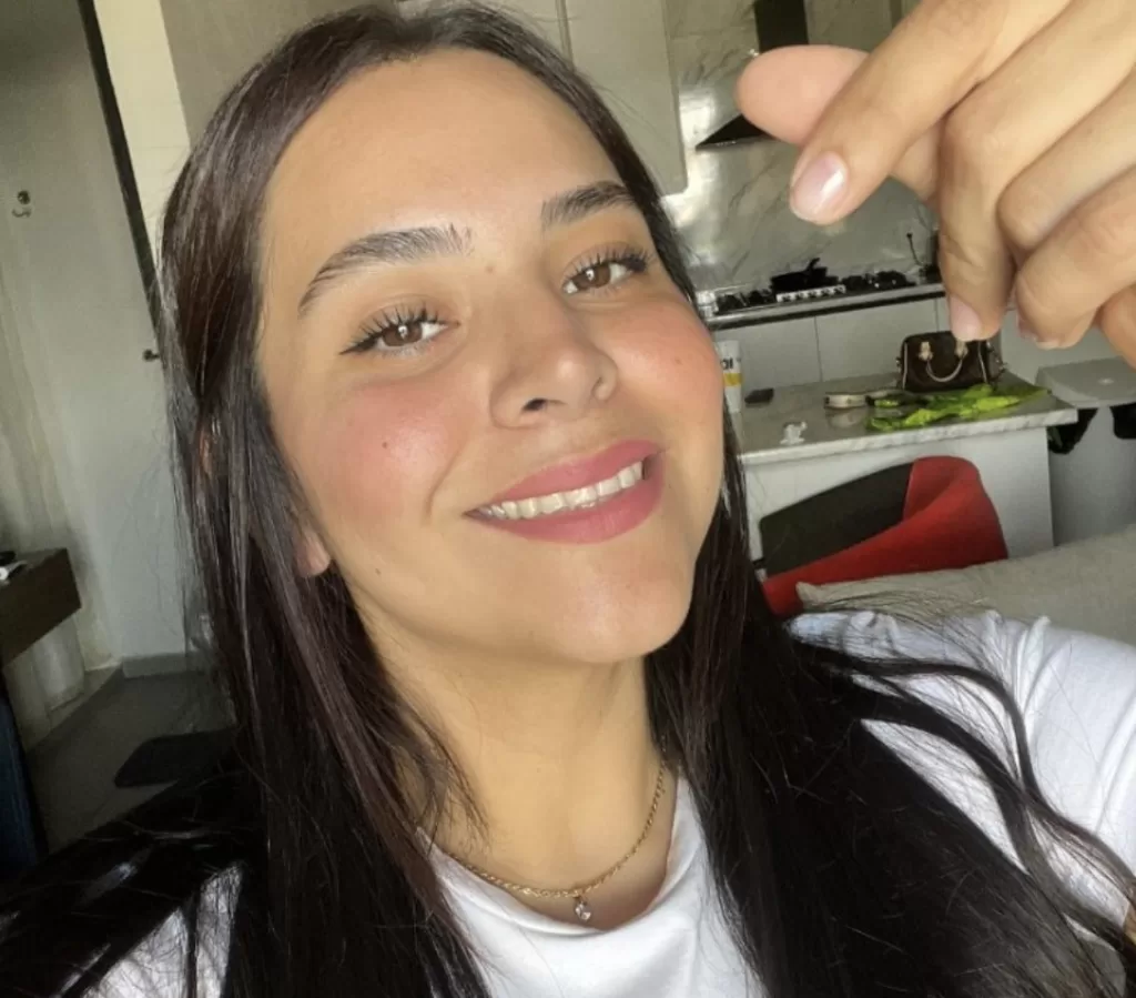 Alya Sanchez XXX finger hearts