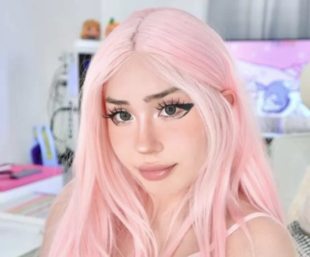 Hannapunzel Erome selfie with light pink hair 