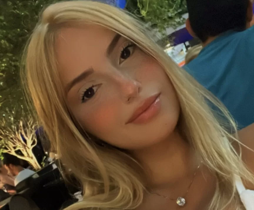 Sarah Estanislau Erome selfie with diamond necklace
